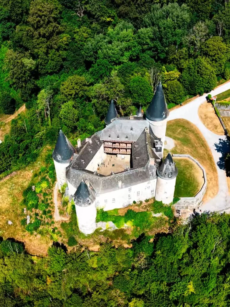 Vêves Castle