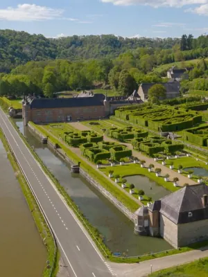 Castle of Freÿr