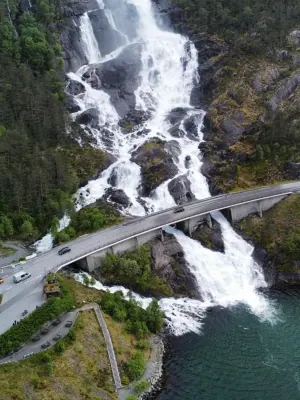 Langfoss waterfall (Langfossen)